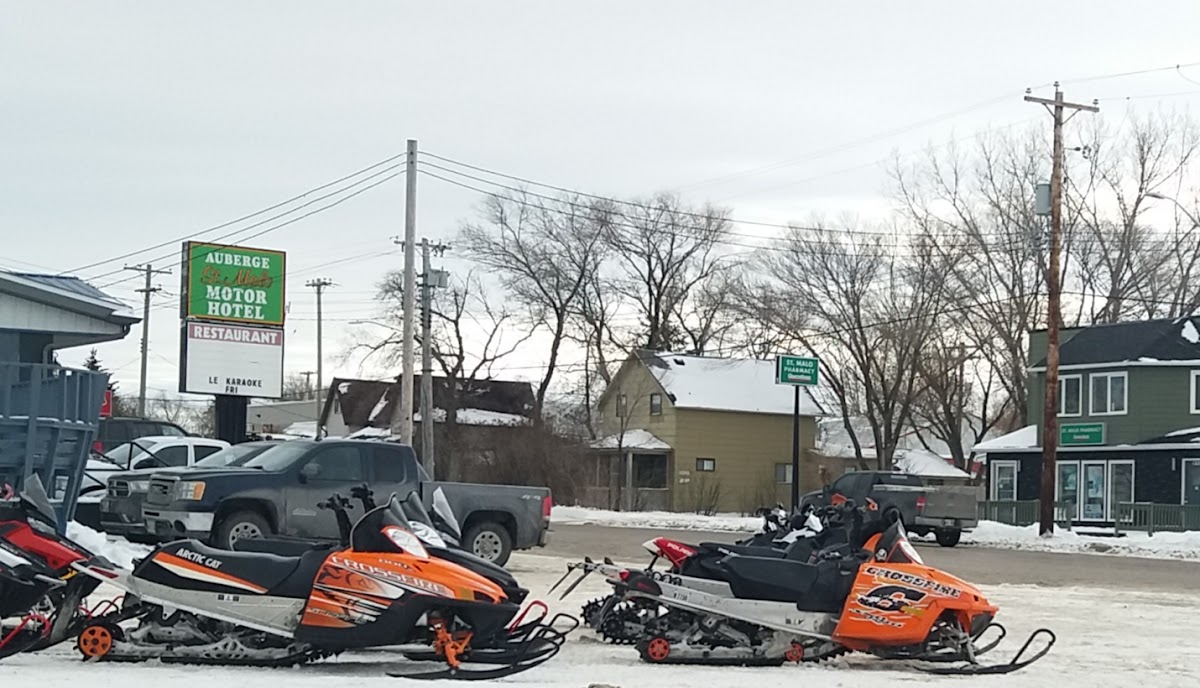St. Malo Motor Bar & Grill Photo 2