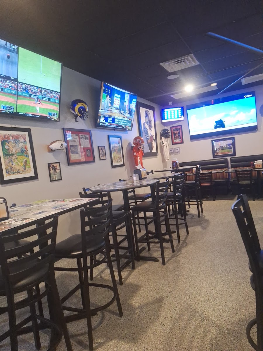 Pour Decisions Sports Bar Photo 4