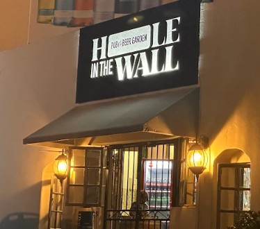 Hole In The Wall Pub & Beer Garden (Barrels & Bottles)