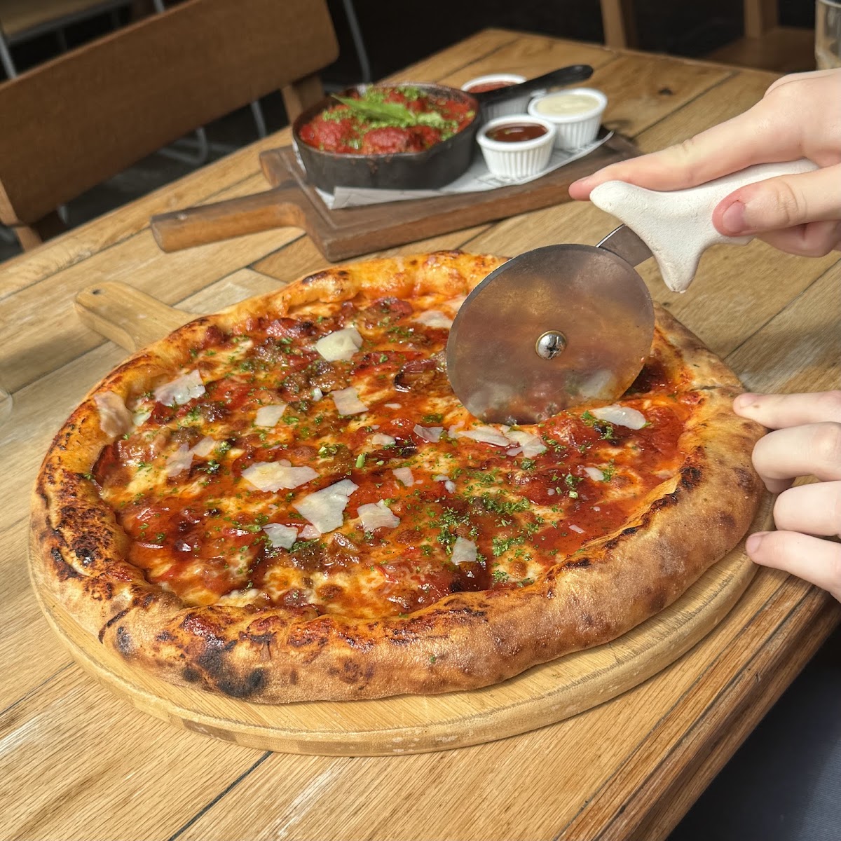 Luben's Pizza Photo 3
