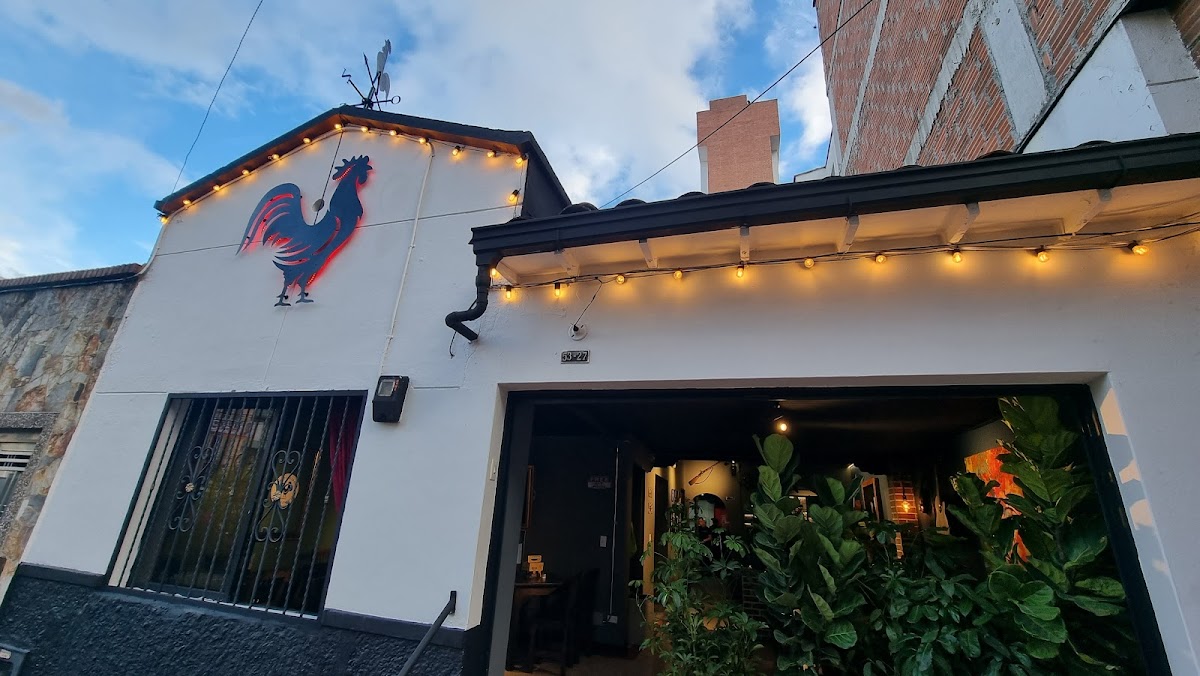 Quien Tiene La Dicha Que Tiene El Gallo