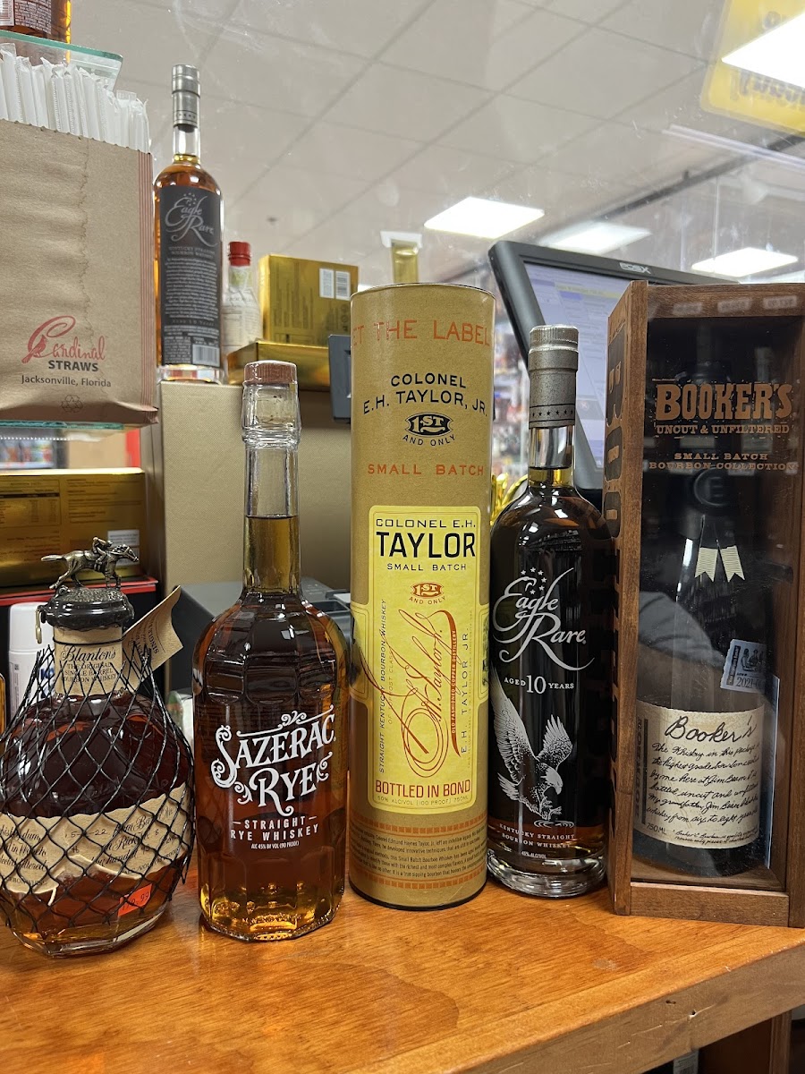 Charlie’s Liquor & cigar bar & grill Photo 10