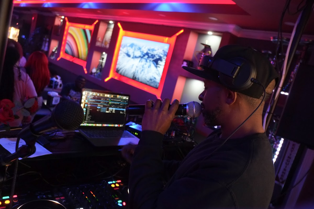 Charlie’s Liquor & cigar bar & grill Photo 3