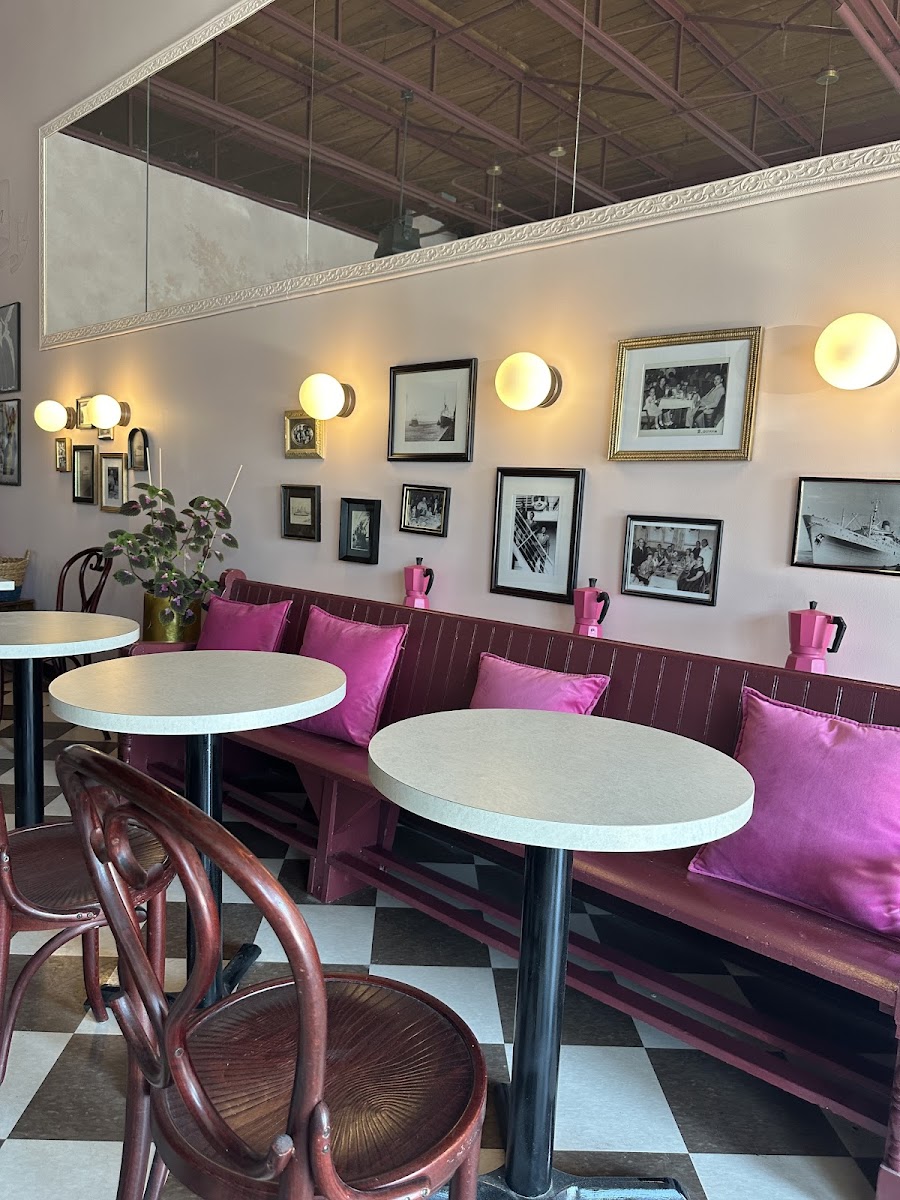 Café Lara & Roastery Photo 9