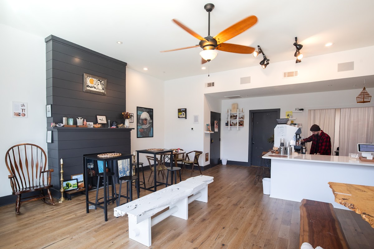 Birdhouse Coffee Room Photo 6