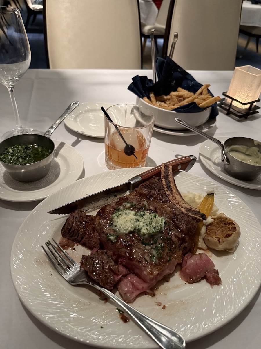 Nineteen 86 Steakhouse Photo 4