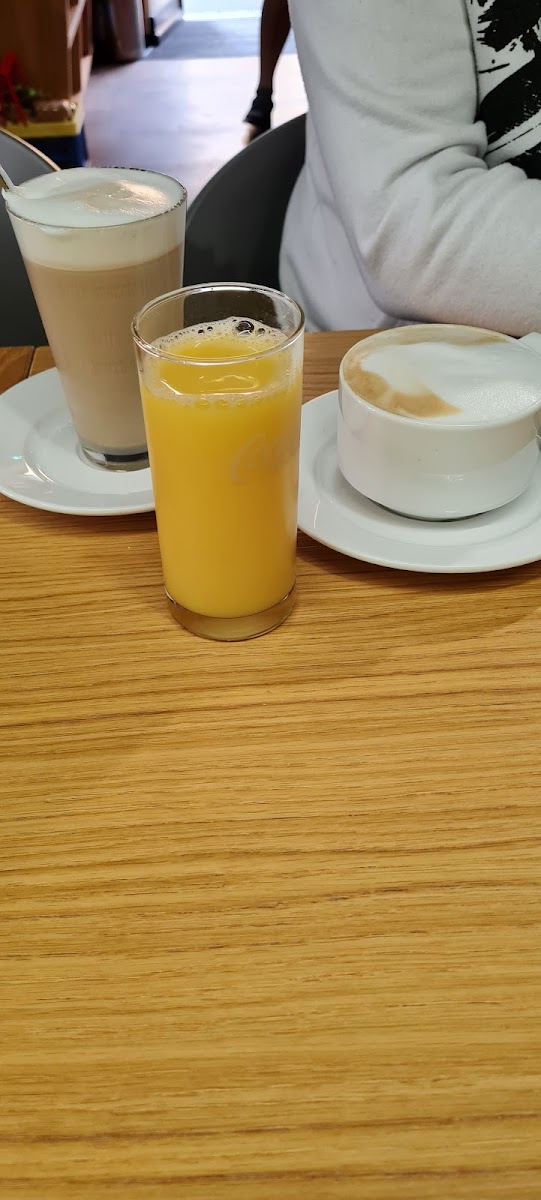Tom’s Café Photo 10