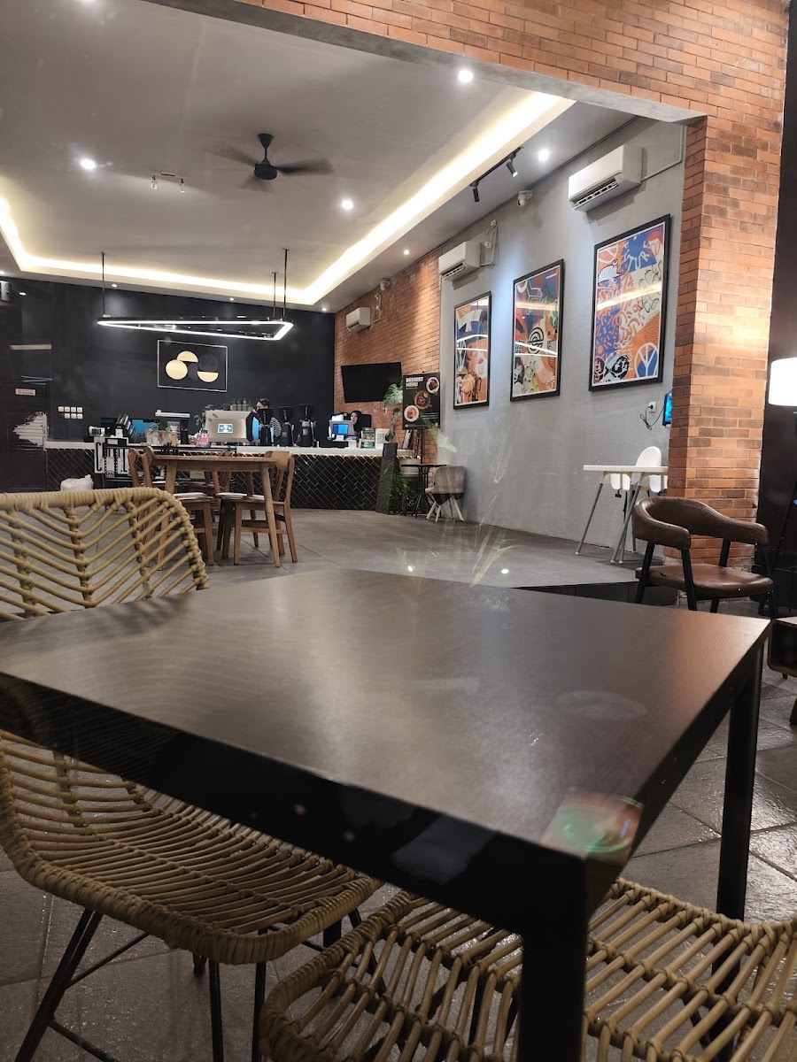 Eterno Coffee & Eatery Photo 4