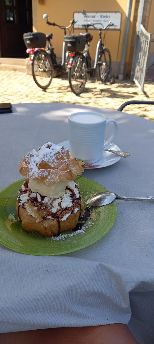 Café & Speisegaststätte Oma Plüsch Photo 6