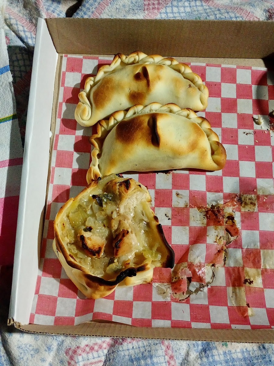 Avanti Tigre Pizza a la Piedra y Empanadas Photo 4