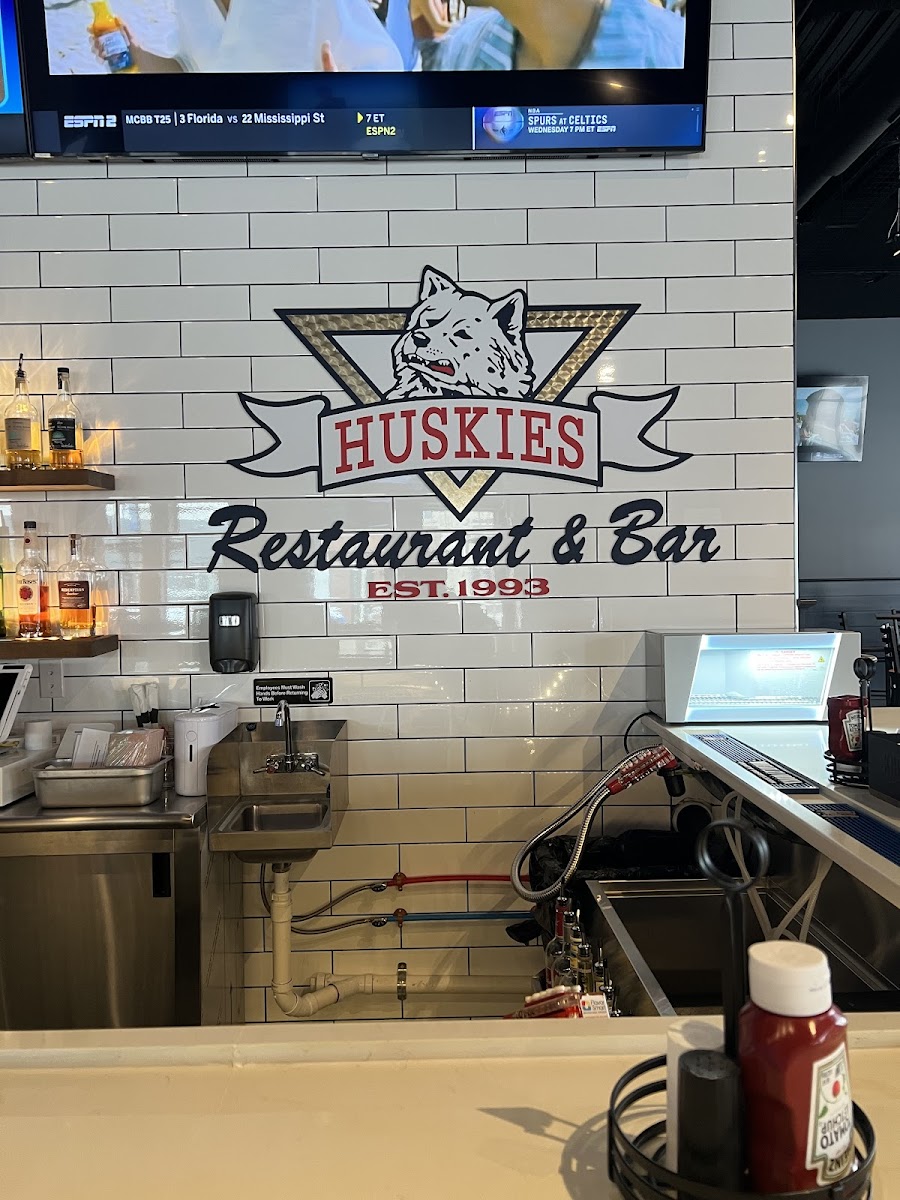 Huskies Restaurant and Bar Downtown Storrs Photo 3