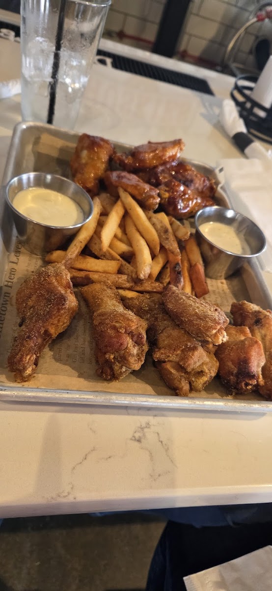 Huskies Restaurant and Bar Downtown Storrs Photo 6