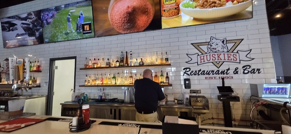 Huskies Restaurant and Bar Downtown Storrs Photo 7