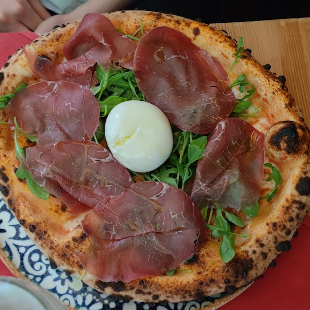 Pizza Mit Rohen Schinken Und Rucola