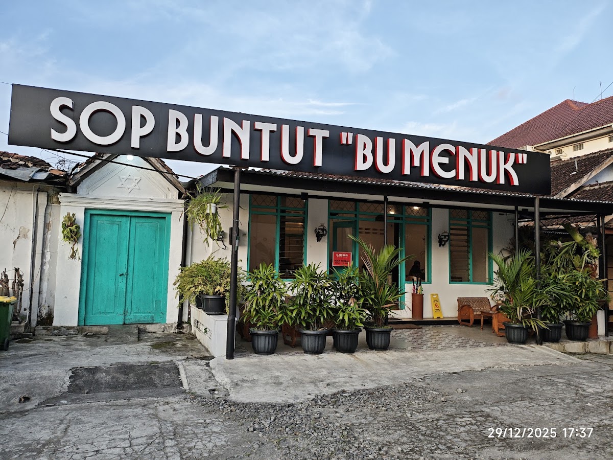 Sop Buntut Bu Menuk 3 (Jalan Godean)