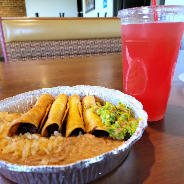 Flautas De Pollo Y Auga De Sandía