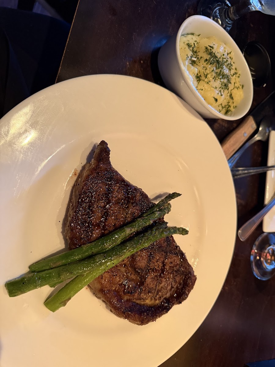 Roosters Steak & Chop House Photo 4