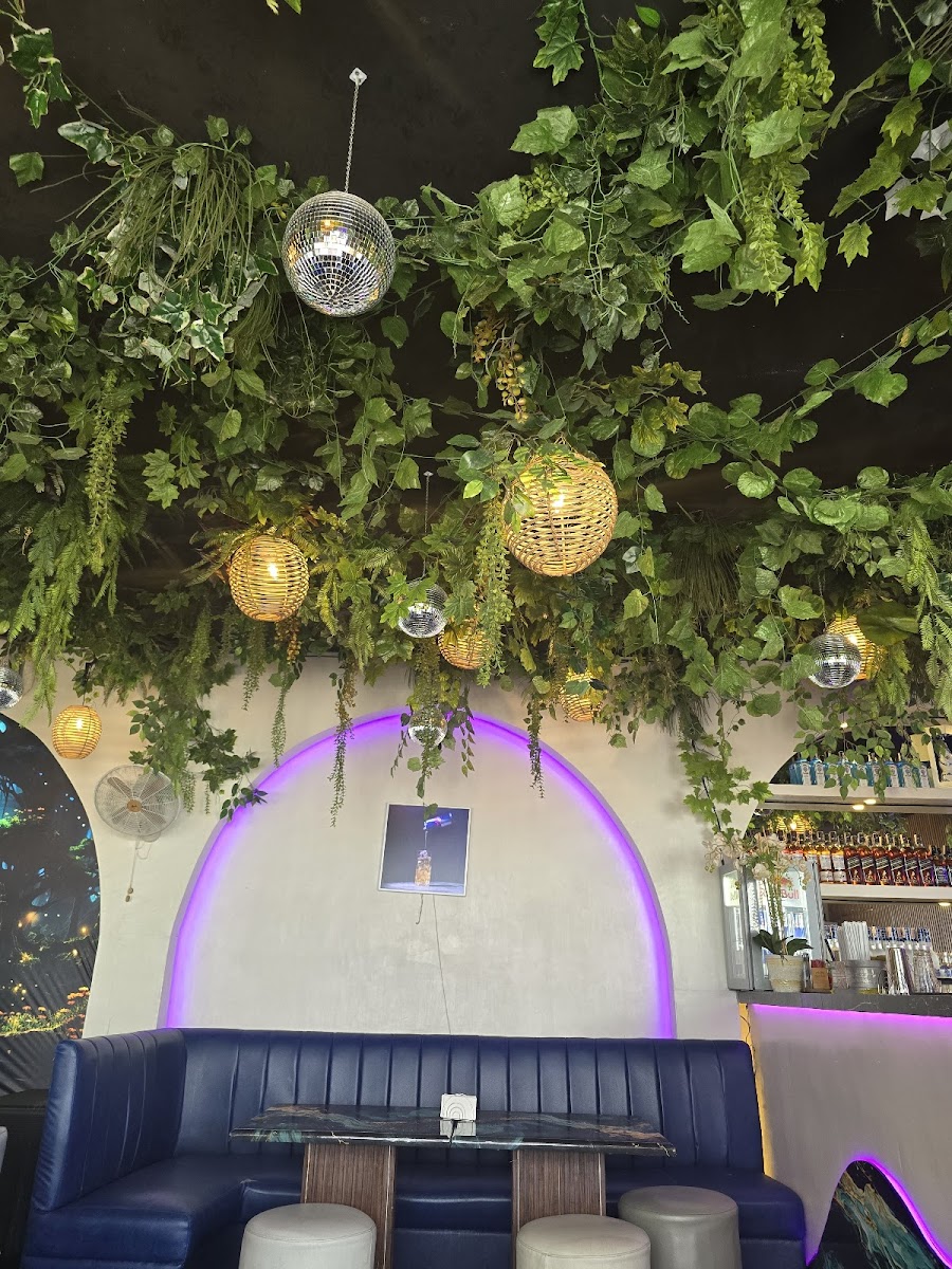 Tagu Cafe & Bar Photo 4