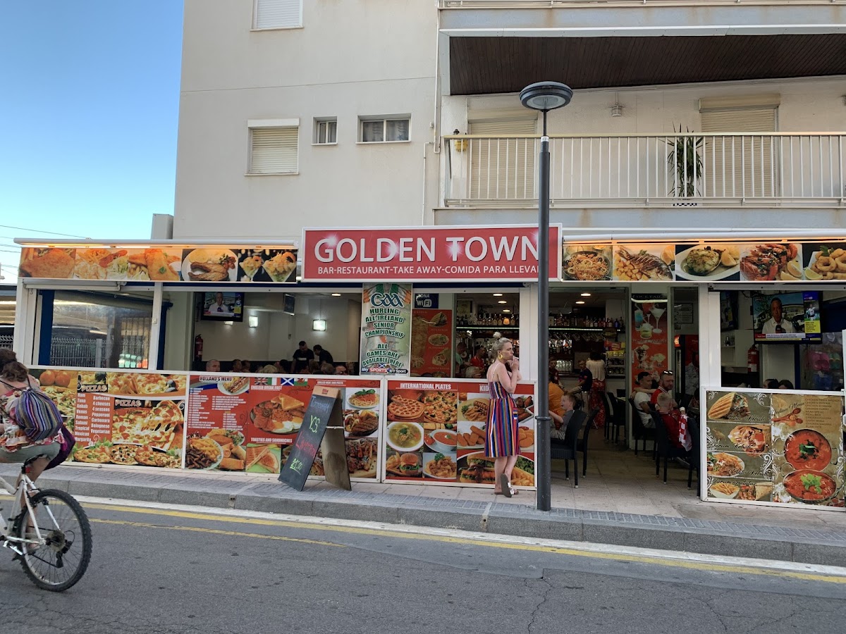 Golden Town Bar & Restaurant Photo 4