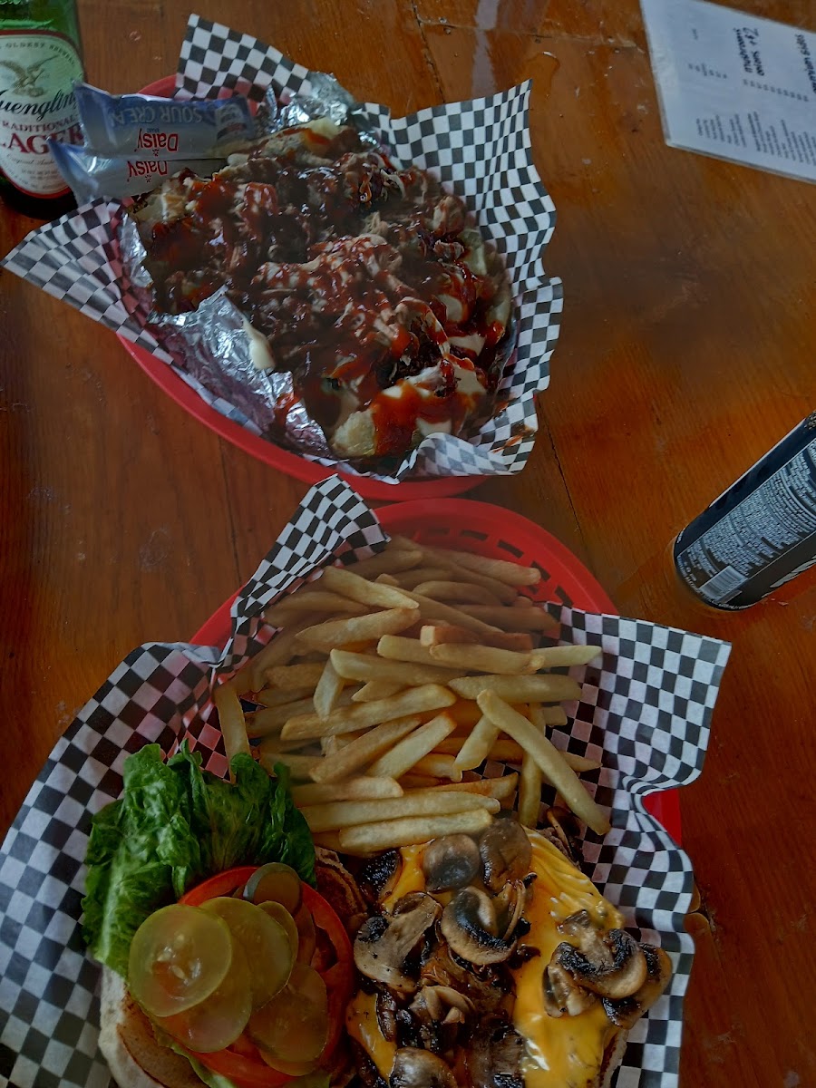 Shady Cove Restaurant & Tiki Bar LLC Photo 6