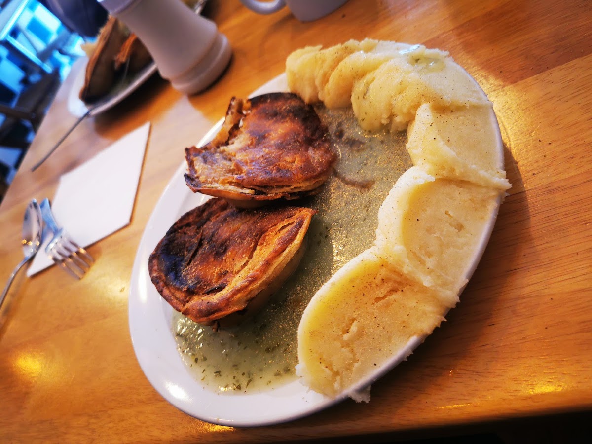 Champs traditional pie and mash Photo 5