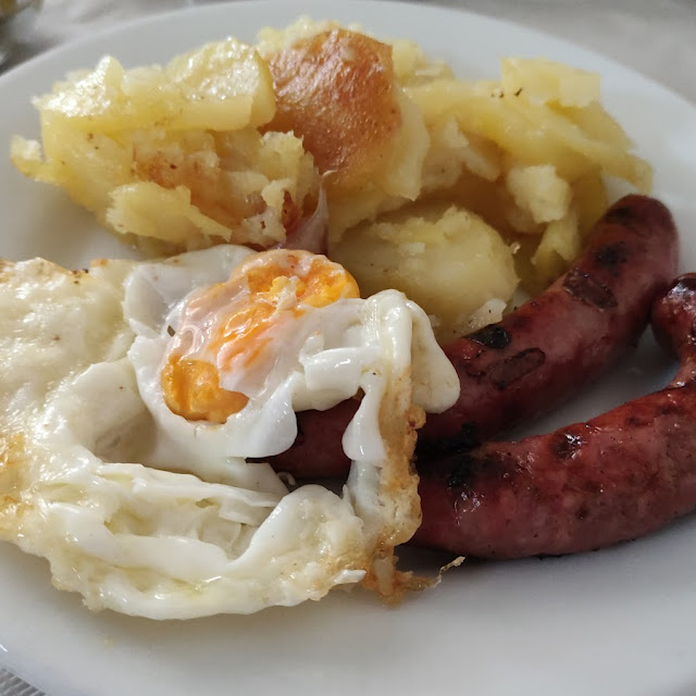 Embutido A la Brasa Con Patatas Y Huevo