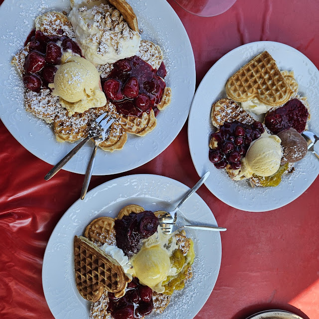 Waffel Mit Vanilleeis Sahne Und Drei Sorten Heißes Obstsalat