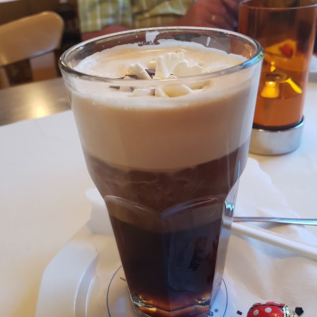 Kaffee Mit Haselnuss Und Zimt Plus Sahne