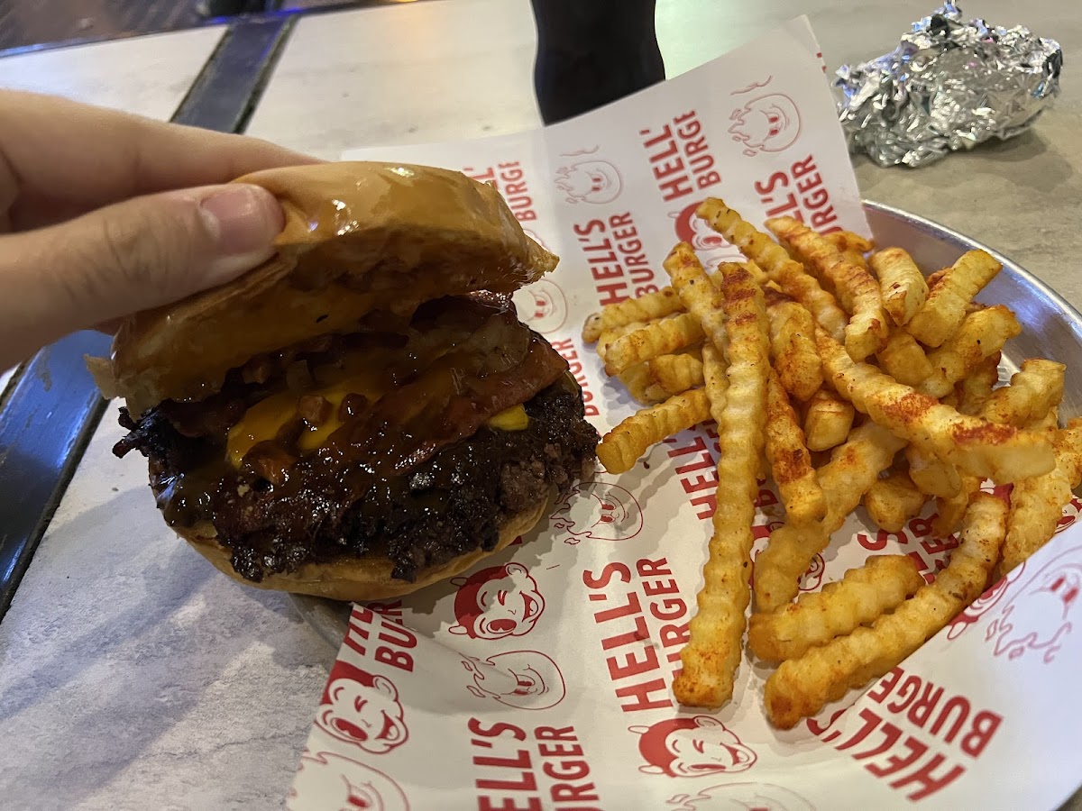 Hell's Burger Photo 5