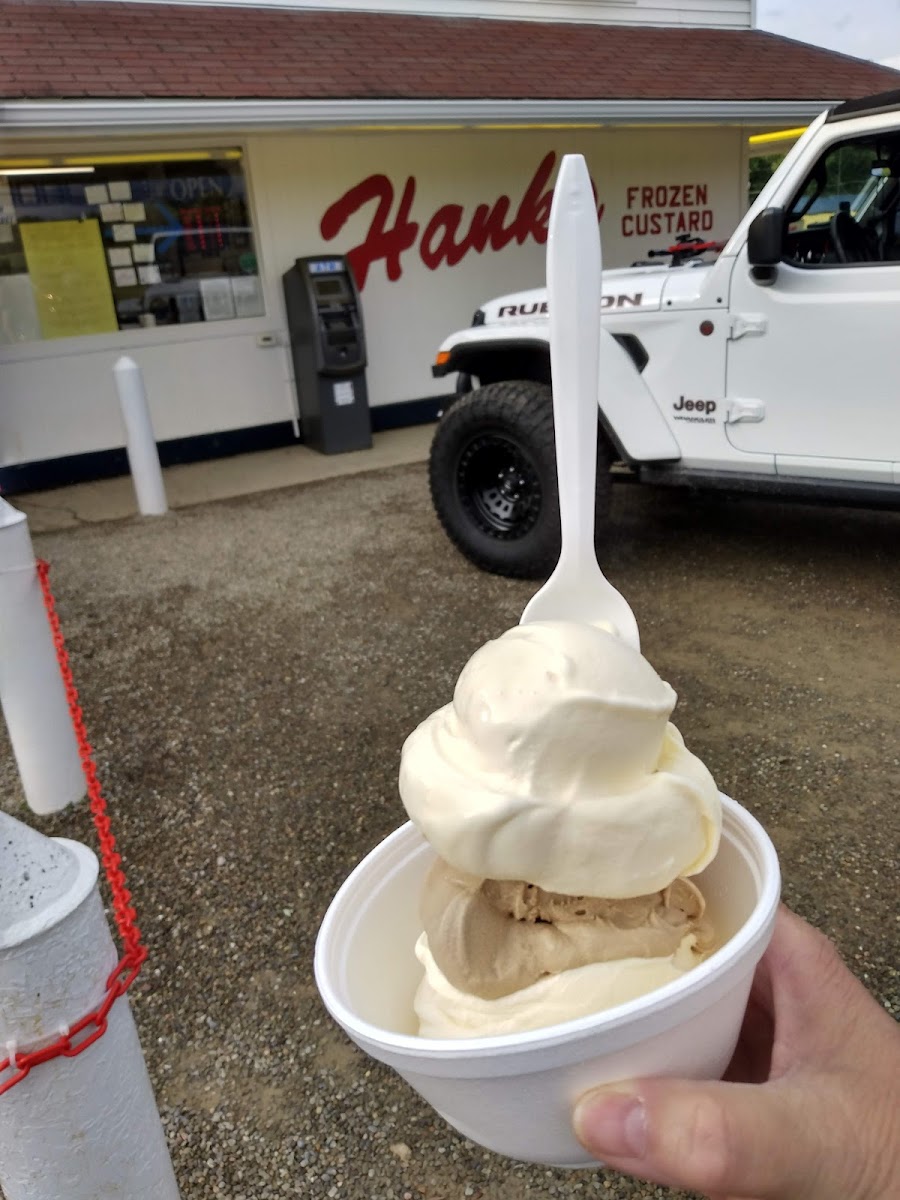 Hank's Frozen Custard Photo 10