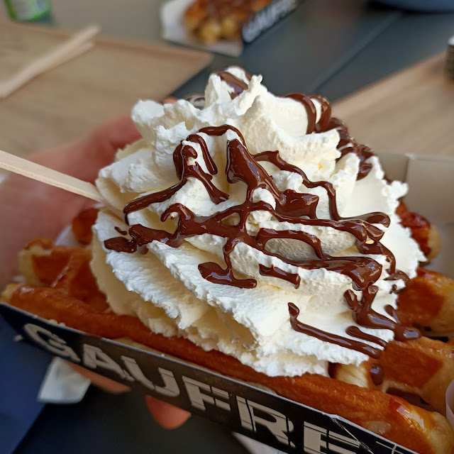 Waffle Sucrée Avec Crème Fouettée