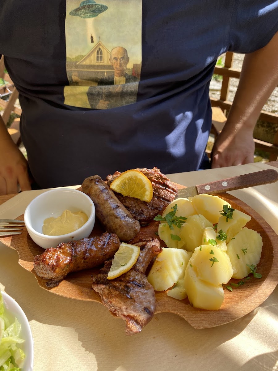Restaurant Vânătoresc Furnica Photo 10