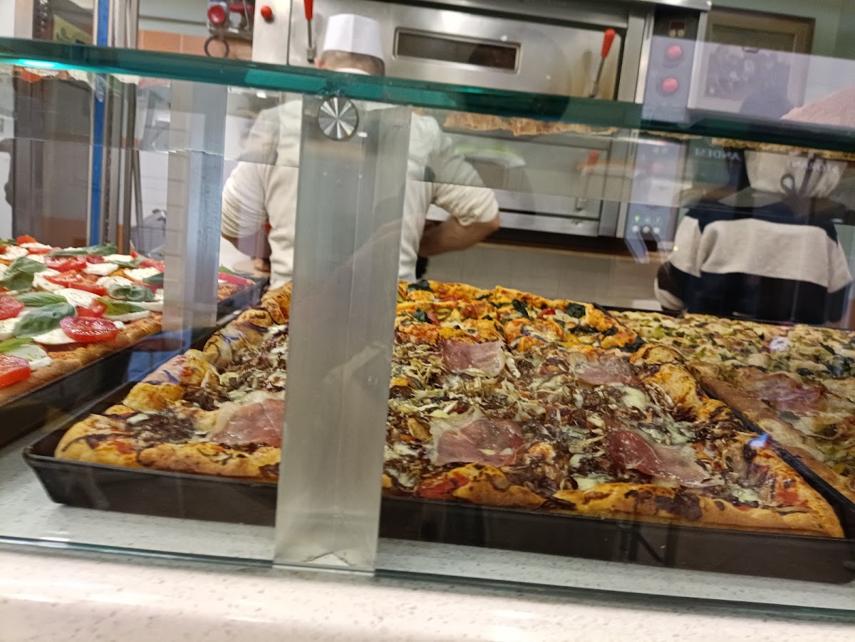 Pizzeria Nettuno - Bologna Photo 9