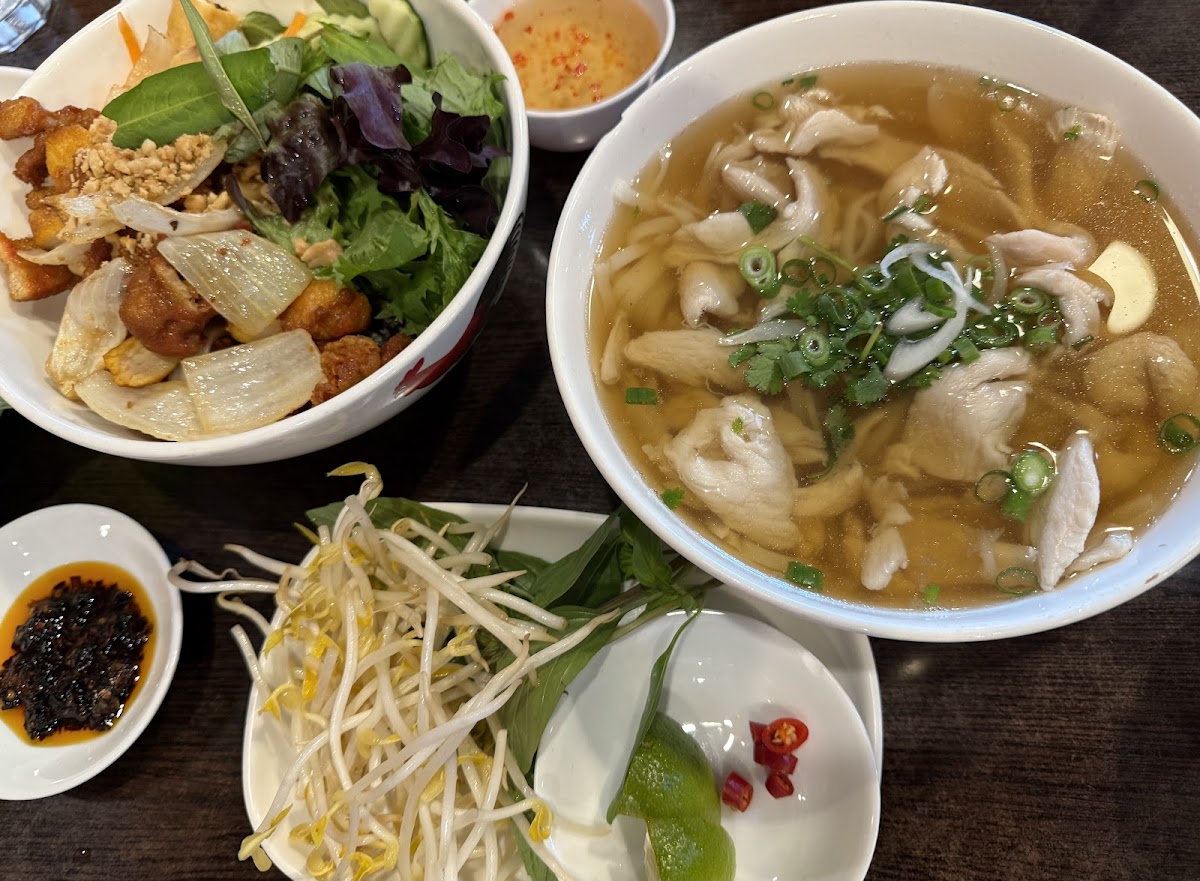 Eight Bowls Pho Photo 4