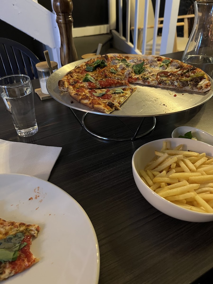 Pezzetinos Pizza & Bar Photo 10