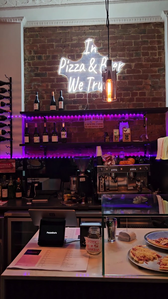 Pezzetinos Pizza & Bar Photo 2