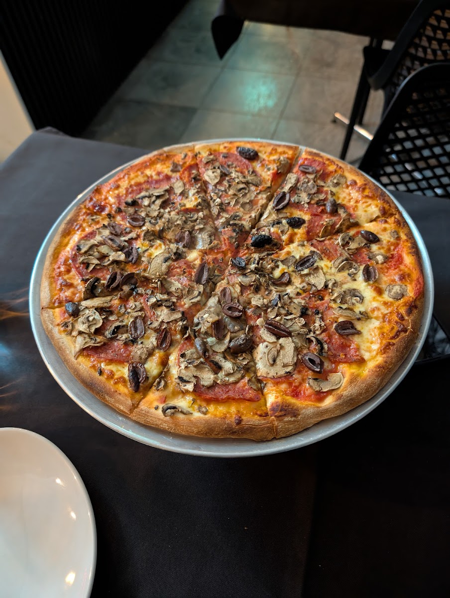 Pezzetinos Pizza & Bar Photo 3