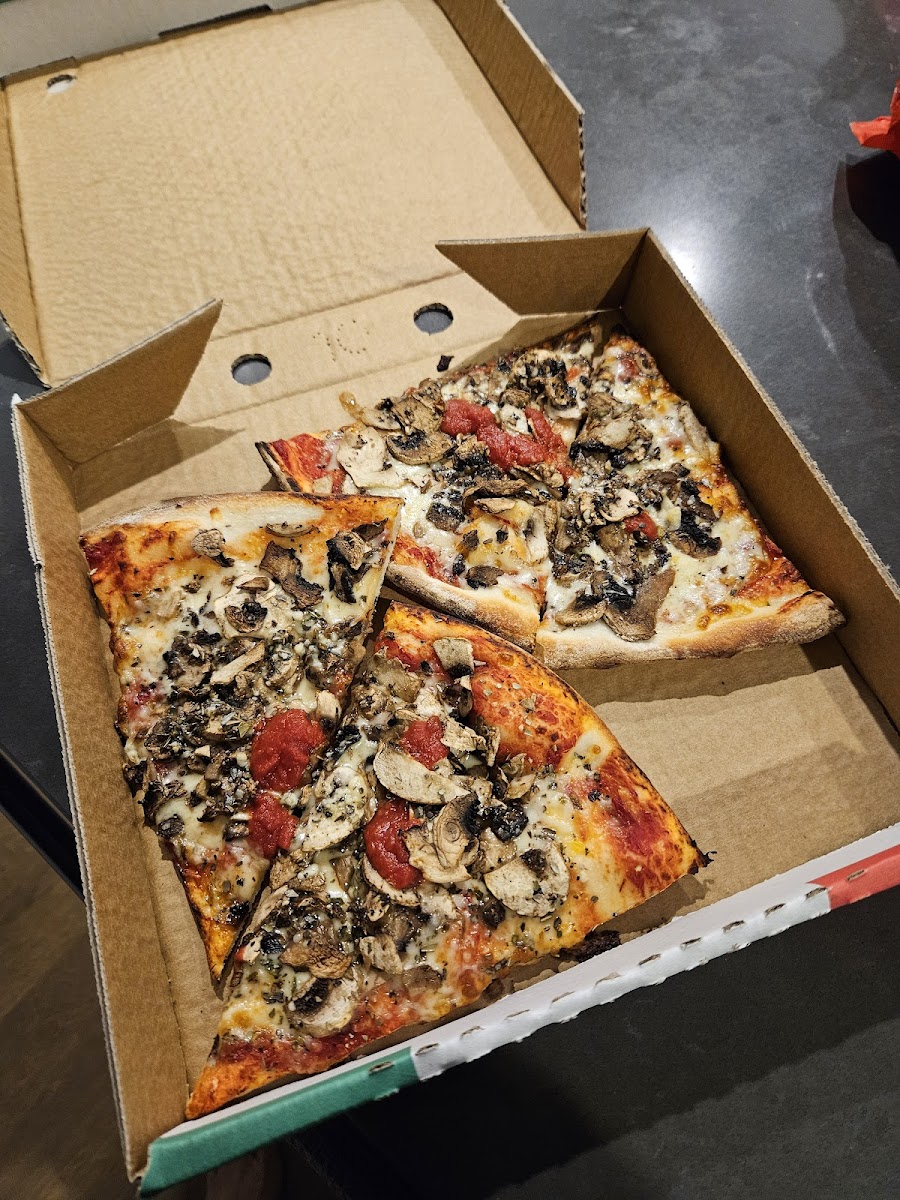 Pezzetinos Pizza & Bar Photo 8