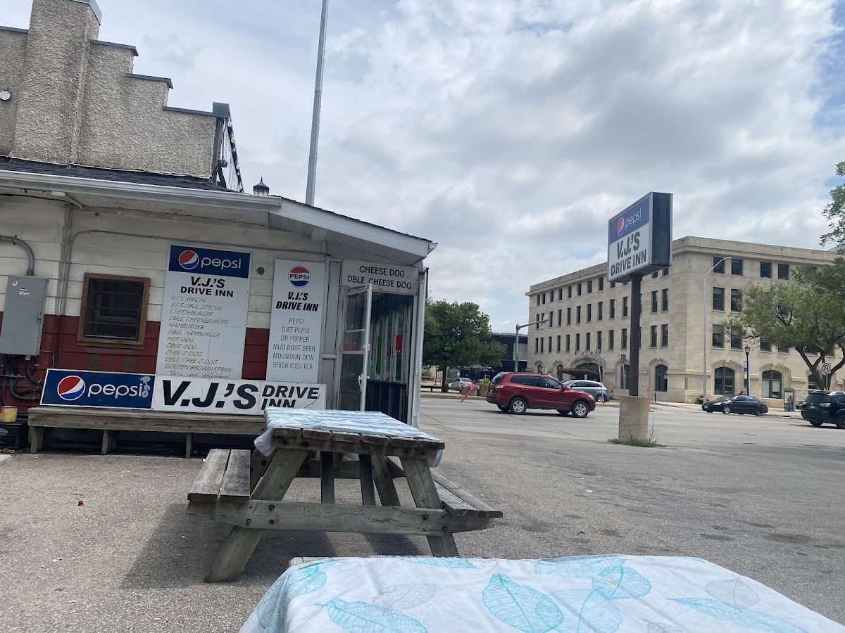 VJ's Drive Inn Photo 4