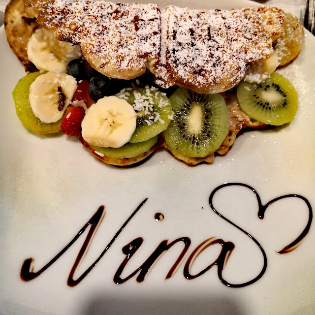 Waffel Mit Nutella Bananen Und Erdbeeren