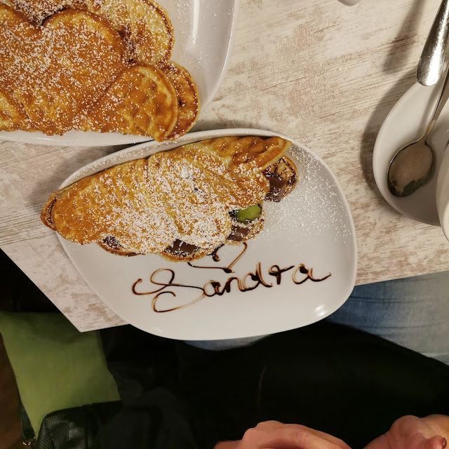 Waffel Mit Nutella Kirschen Und Raffaelo