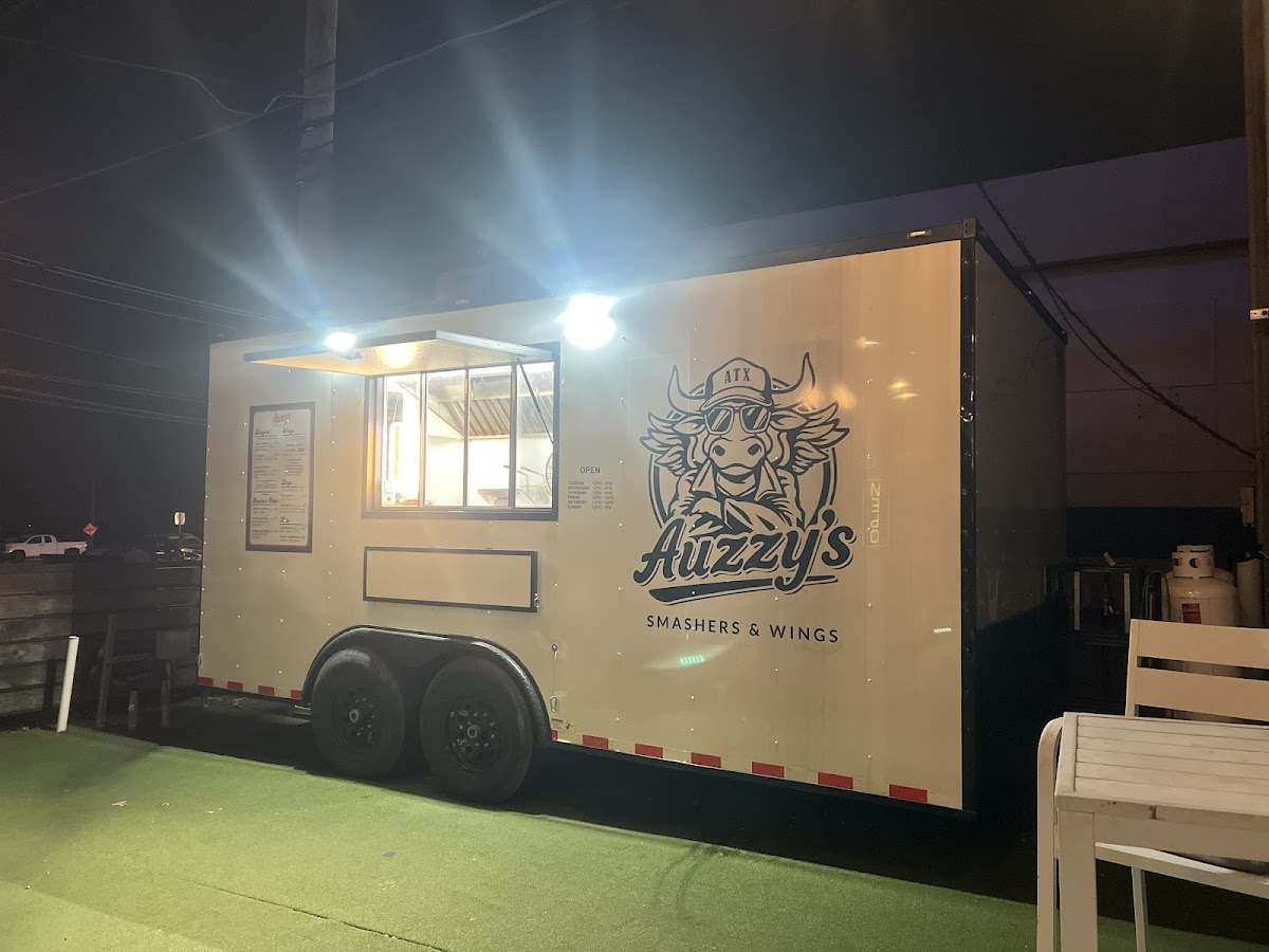 Auzzy’s Smashers & Wings Photo 4