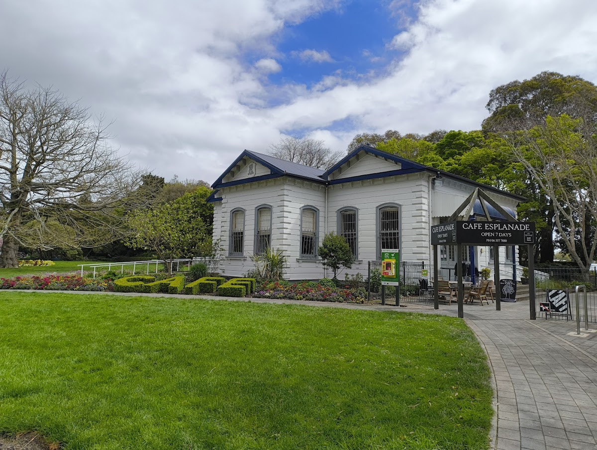 Cafe Esplanade Photo 4