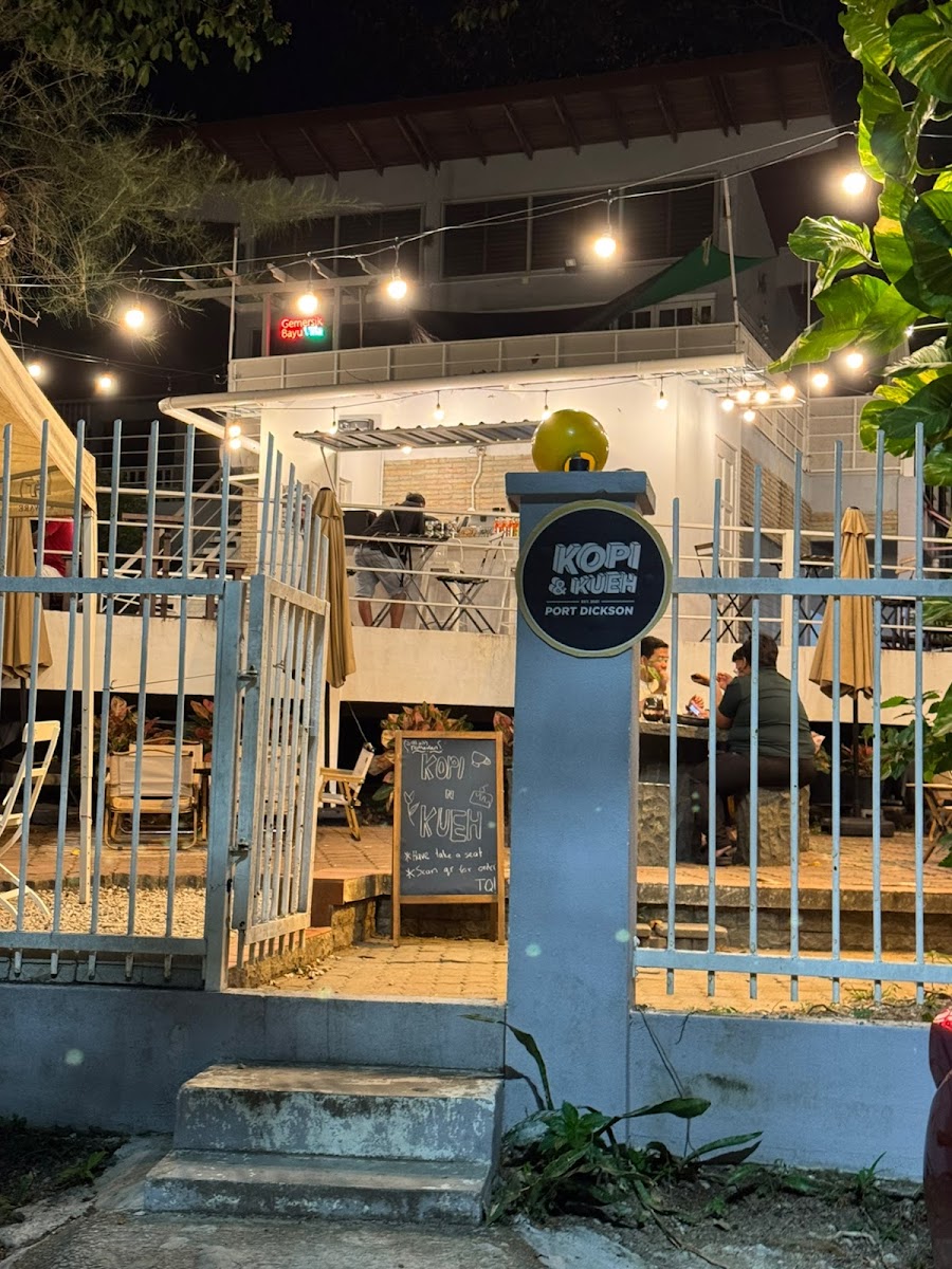 Kopi & Kueh : By the Beach