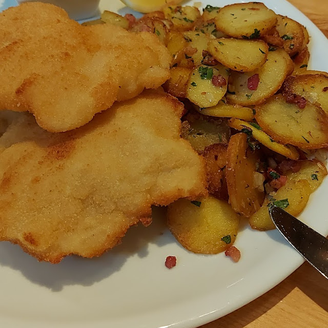 Wienerschnitzel Vom Kalb Mit Bratkartoffeln Gemischten Salat
