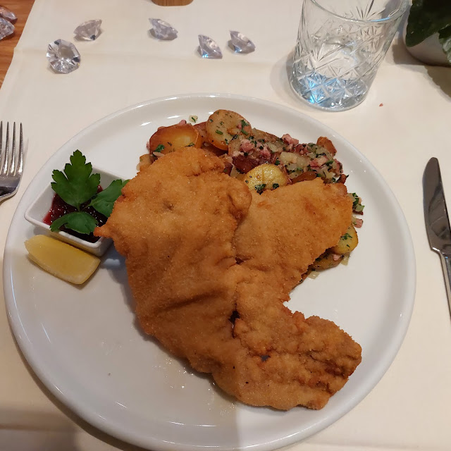 Kalbsschnitzel Mit Bratkartoffeln Gemischten Salat