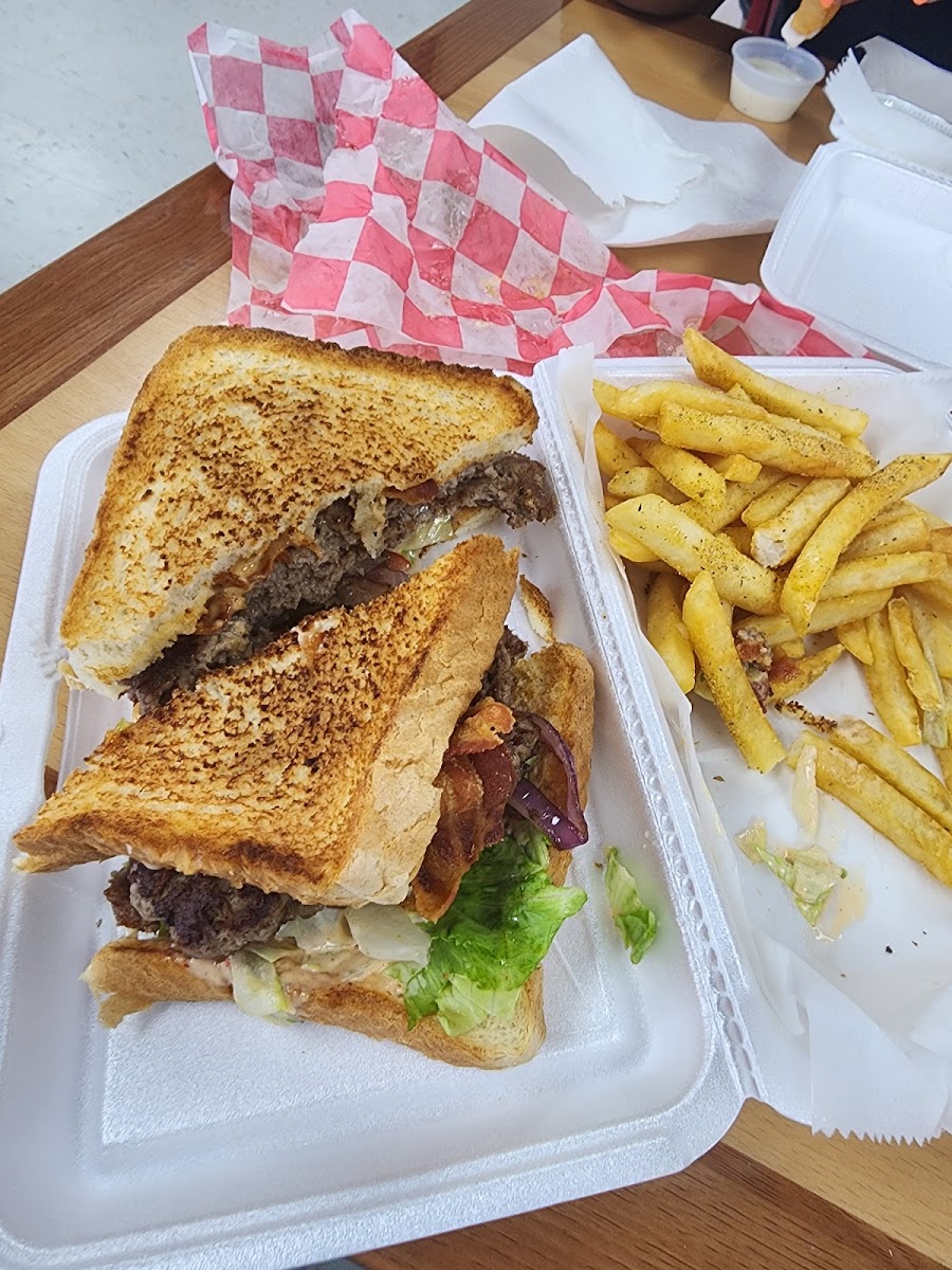 Mr. Munchies Burgers & Bodega Photo 6