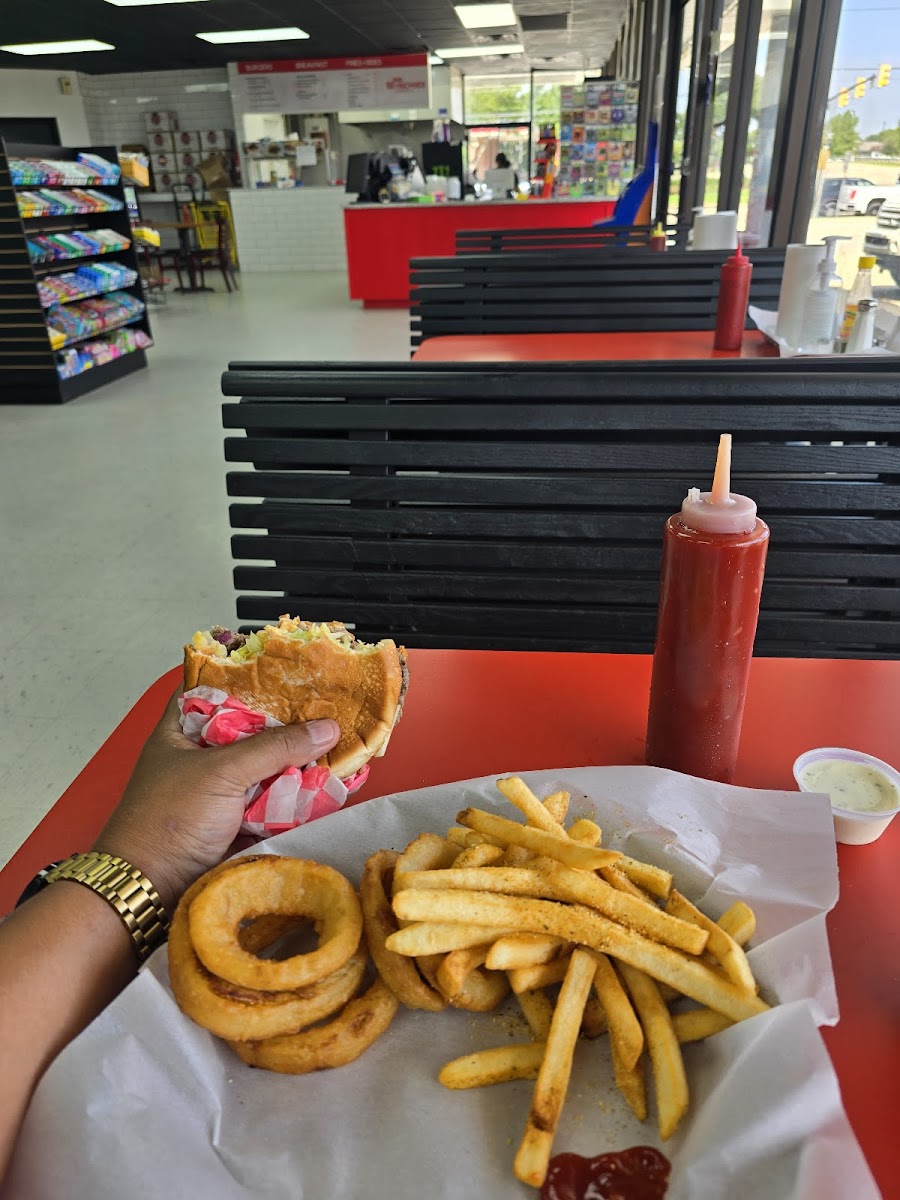 Mr. Munchies Burgers & Bodega Photo 7