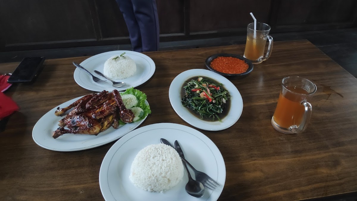 Resto Ikan Bakar 88 dan kolam renang Photo 3