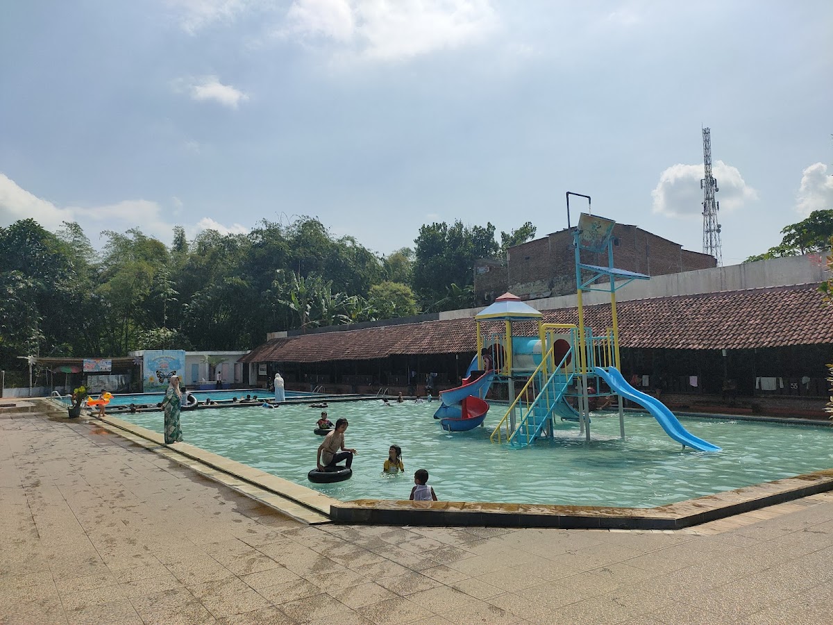 Resto Ikan Bakar 88 dan kolam renang Photo 4